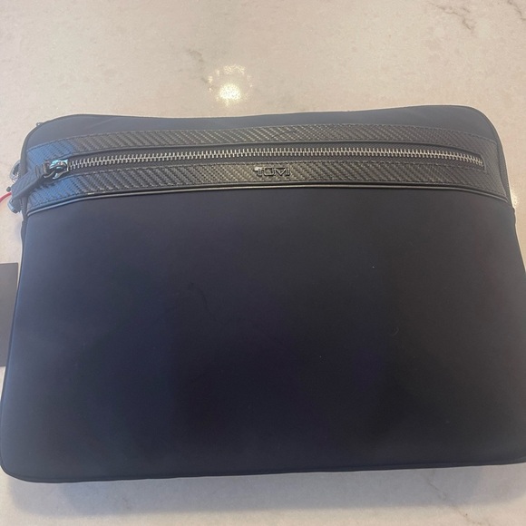 TUMI LAPTOP CROSSBODY TRAVEL BAG! ZIP close!! NWT! Quality - Picture 3 of 11
